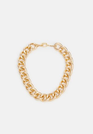 Collier chaîne en or massif avec des maillons ovales et un petit fermoir sur fond blanc.