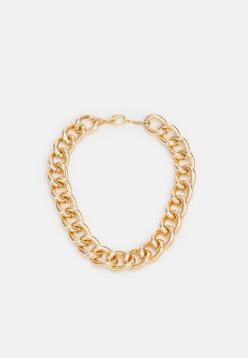 Collier chaîne en or massif avec des maillons ovales et un petit fermoir sur fond blanc.