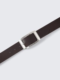 Ceinture en cuir marron avec une boucle rectangulaire argentée. Comprend cinq trous de réglage et une surface lisse et texturée. Marque visible sur la boucle.