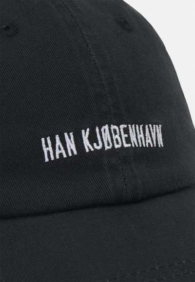 Casquette de baseball noire avec le texte brodé "HAN KJØBENHAVN" en blanc, présentant une couronne structurée et une visière incurvée, fabriquée en tissu durable.
