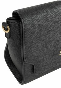 Czarna skórzana torebka o teksturowym wykończeniu, z złotym akcentem i zdefiniowanym, prostokątnym kształtem.