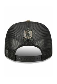 Schwarze Netz-B baseballkappe mit einem gebogenen Schirm, ausgestattet mit einem gestickten NFL-Logo auf der Rückseite und einem verstellbaren Plastikverschluss.