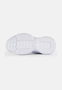 Suela de zapatilla de goma blanca con patrones de textura en la banda de rodadura. Presenta acentos circulares y angulares para agarre y durabilidad.