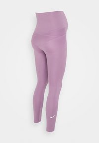 Lila těhotenské legíny s vysokým pasem a logem Nike blízko levého kotníku, zobrazené z boku na bílém pozadí.