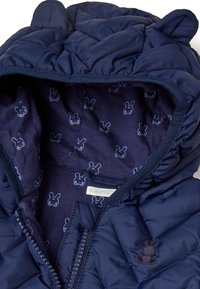 Námořnická prošívaná pufovací bunda s akcenty králičích uší, s měkkou vnitřní podšívkou s králičím vzorem a bočním zipem.