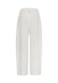 Valkoiset, löysät puuvillahousut, joissa on teksturoidusta kankaasta valmistettu materiaali ja joustava vyötärönauha, yläosassa keskellä pieni vaaleanpunainen lappu.