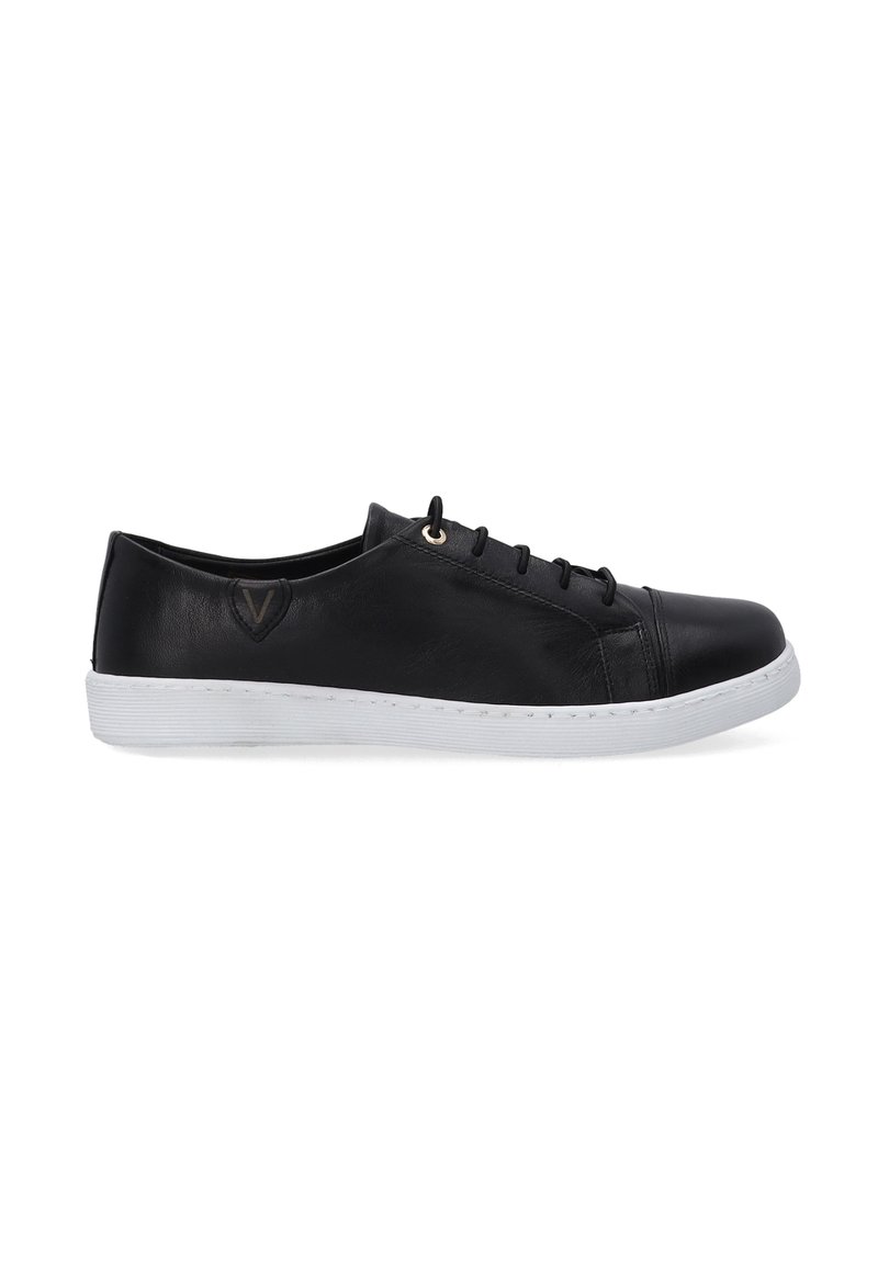 Schwarze Ledersneaker mit weißer Gummisohle, sechs Ösen und goldenen Hardware-Details. Mit einem strukturierten Seitenpaneel und Logo-Emblem.