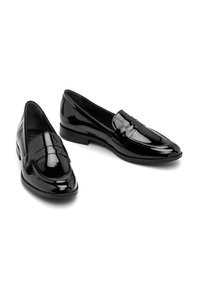 Zwarte gepoetste leren loafers met een ronde neus, voorzien van een gestikte penny loaferontwerp en een lage, gestructureerde hak.