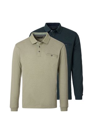 To langærmede poloshirts med knaplukning på brystlommerne, den ene i beige og den anden i mørkegrøn, vist på hvid baggrund.