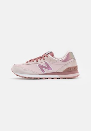 Różowo-fioletowy sneaker New Balance z cholewką z zamszu i siateczki, zawiązywany na sznurówki, z gumową podeszwą, pokazany z profilu.