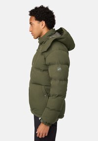 Olivengrøn dunjakke med hætte, quiltet design, lynlås og sidelommer. Har et logoemblem på ærmet. Tekstureret stof.