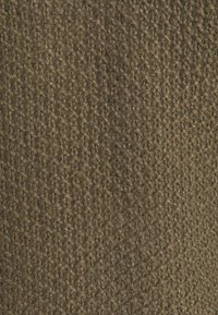 Texturovaná tkanina v tmavě hnědém odstínu s tkaným vzorem, obsahující malé smyčky a pevnou konstrukci, vhodná pro čalounění nebo doplňky.