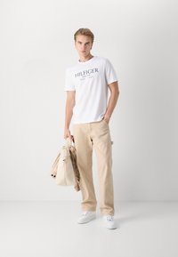 Tommy Hilfiger TEE - T-shirt con stampa - white