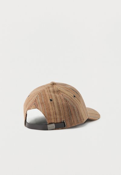 Καφέ καπέλο με μοτίβο και καμπυλωτό γείσο, με υφή υφάσματος που μοιάζει με μάλλινο, ρυθμιζόμενο λουράκι στο πίσω μέρος και αντίθετες ραφές.