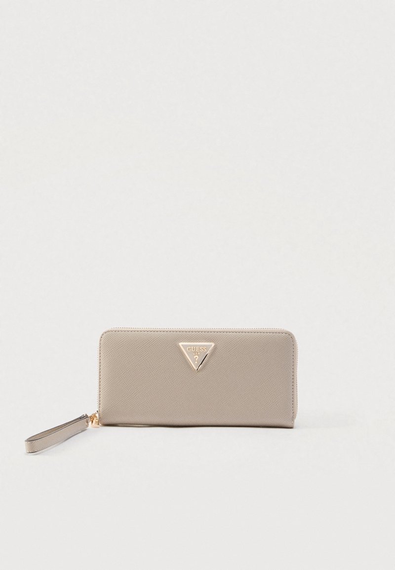 Beige portemonnee met rits rondom, gemaakt van gestructureerd synthetisch materiaal, met een opvallend driehoekig gouden logo-accent en een polsriem.