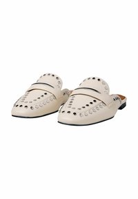 Mule in pelle bianca sporca con dettagli a borchie, punta affusolata e tacco piatto. Presenta una fascia larga e accenti decorativi lungo il bordo.