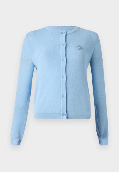 Hele sinine kardigan, mis on valmistatud pehmest ribakudumist. Omab pikkade varrukatega disaini, ümmargust kaelust ning nööbikiiret koos väikese logotaskuga.