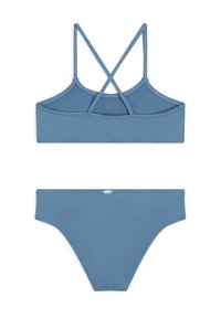 Niebieski zestaw bikini z krótkim topem i krzyżującymi się ramiączkami oraz dopasowanym dołem. Gładka textura, jednolity kolor, bez wzorów i metalowych elementów.