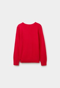 Roter Strickpullover mit langen Ärmeln, Rundhalsausschnitt, geripptem Saum und Bündchen, glatter Textur und einfarbig ohne Muster oder Akzente.