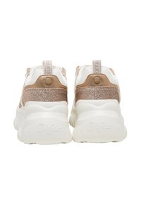 Paire de baskets à plateforme blanches et rose gold avec semelles épaisses, accents pailletés au niveau des talons et logo de la marque embossé à l’arrière.