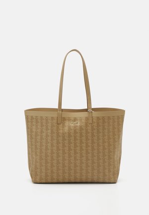 Borsa tote beige con un motivo testurizzato, dotata di due spalline e un dettaglio con il logo. Materiale liscio simile alla pelle. Design con apertura superiore.