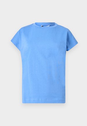 Tricou bleu deschis cu mâneci scurte și guler rotund, cu un design simplu, culoare uniformă, fără logo-uri sau modele vizibile.