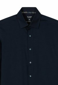 Dunkelblaues Langarmhemd mit einem Button-Down-Kragen, der innen mit kontrastierendem, gemustertem Stoff versehen ist, und durchgehendem Knopfverschluss.