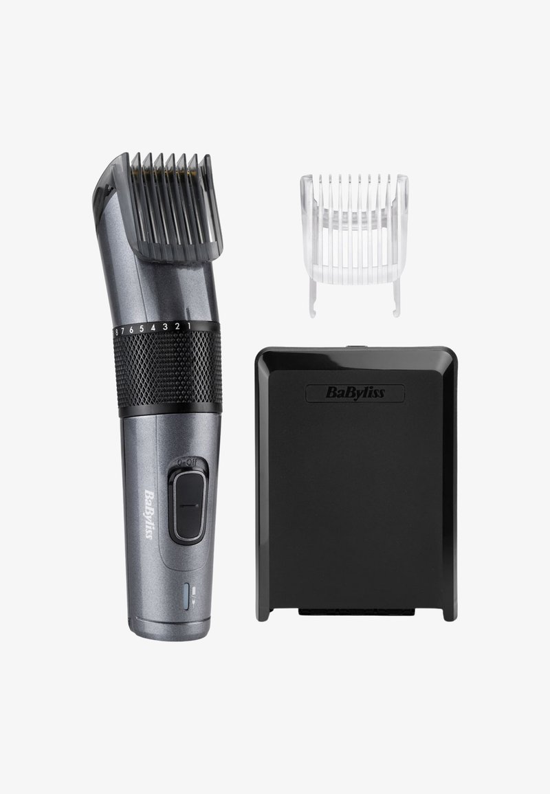 Langaton BaByliss-hiustenleikkuri säädettävällä kampasuojaimella, kirkkaalla suojaliitännällä ja mustalla lataustelineellä valkoisella taustalla.