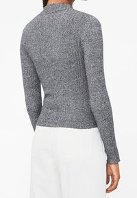 Pull gris en maille côtelée avec col montant, manches longues et silhouette ajustée, rehaussé d'une finition texturée.