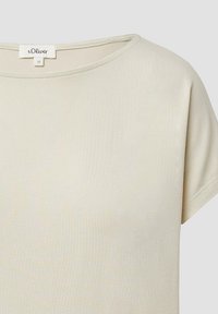 Crèmekleurig T-shirt met korte mouwen en een ronde halslijn, met een zichtbaar s.Oliver merkje bij de kraag in maat 36.