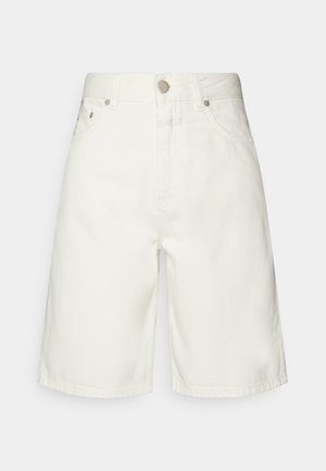 Pantalones cortos de mezclilla blancos de talle alto y largo hasta la rodilla, con bolsillos frontales, trabillas para cinturón y cierre con botón metálico sobre un fondo liso.