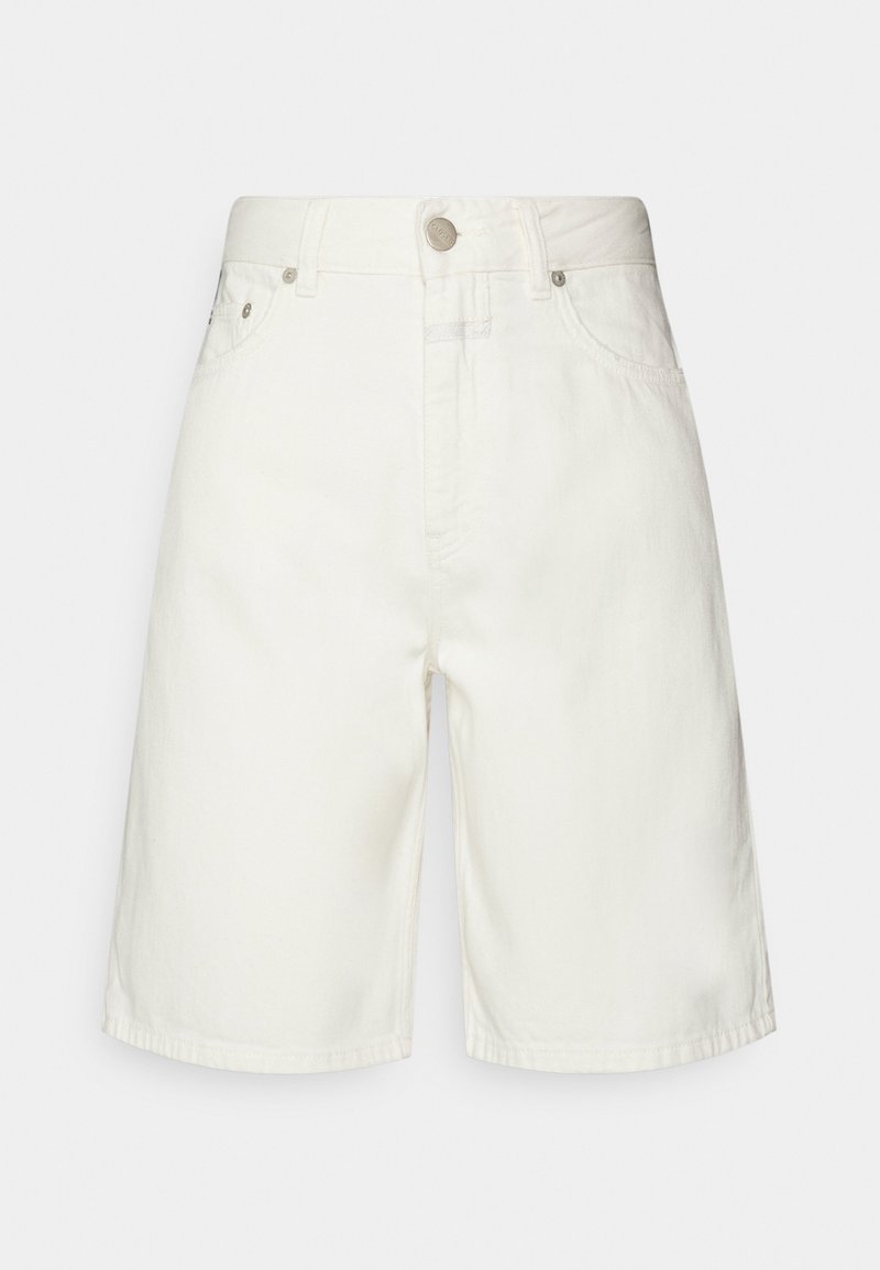 Short en denim blanc taille haute, longueur au genou, avec poches avant, passants pour ceinture et fermeture par bouton métallique, sur fond uni.