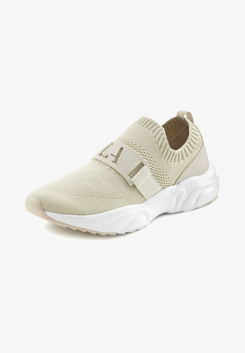 Beige Strick-Sneaker zum Hineinschlüpfen mit strukturiertem Obermaterial, breitem elastischem Band und dicker weißer Sohle. Minimalistische Markierung auf dem Band.