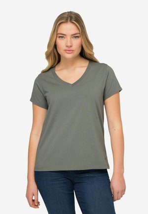 Camiseta de manga corta y escote en V en color verde oliva, con una tela suave y texturizada y un corte relajado. Detalle sutil del logo en el dobladillo.