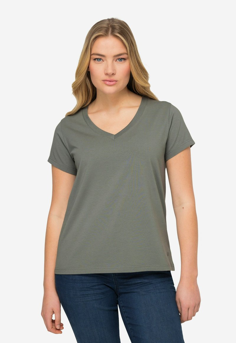 T-shirt à manches courtes et décolleté en V, de couleur vert olive, avec un tissu doux et texturé et une coupe décontractée. Détail subtil du logo à l'ourlet.
