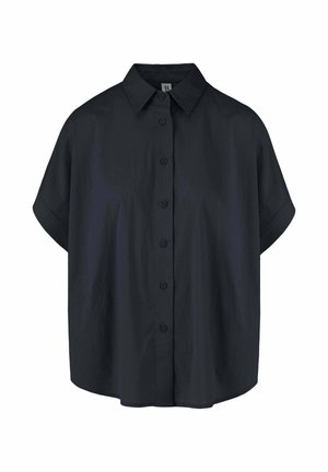 Czarna koszula z krótkim rękawem, zapinana na guziki, z kołnierzykiem i luźnym krojem, prezentowana na białym tle.