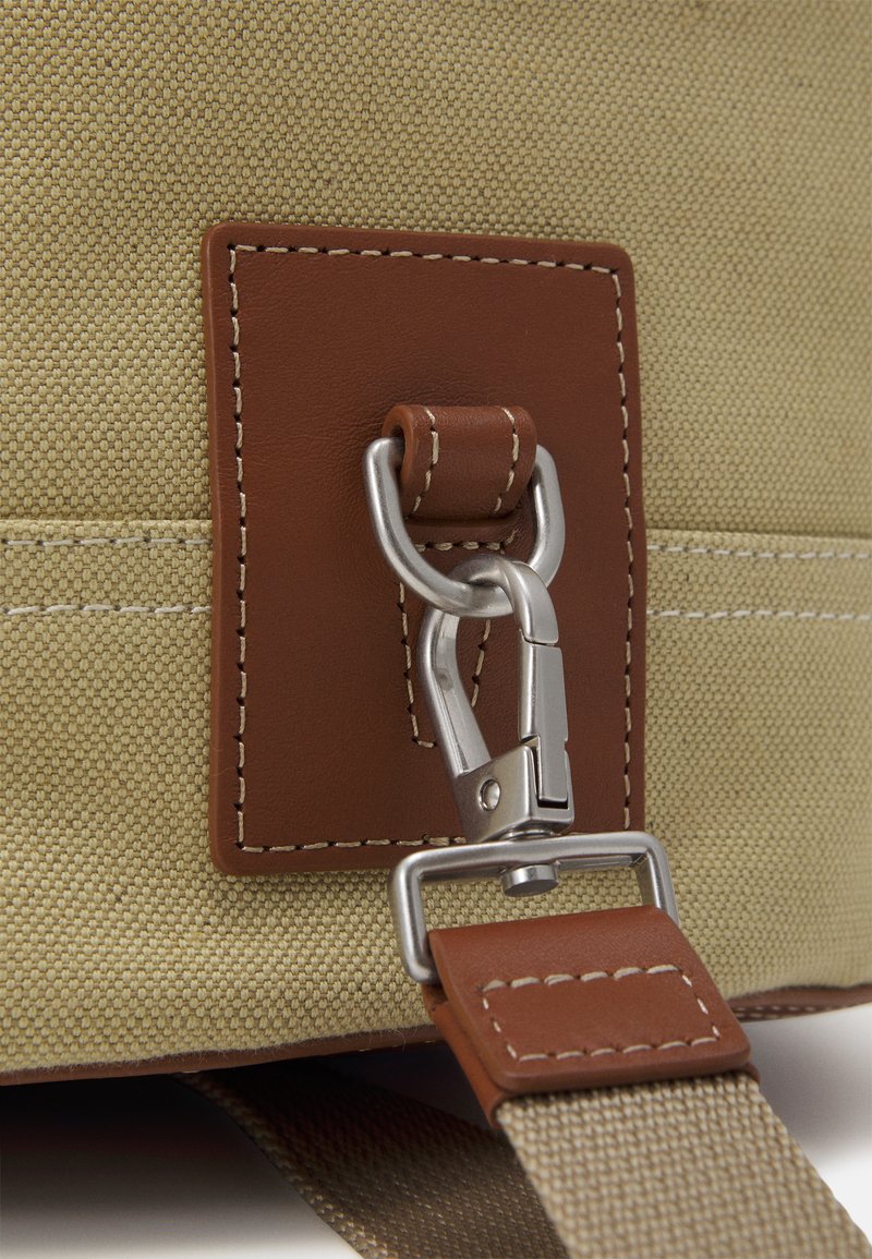 Herren Rucksäcke | Paul Smith HUTILI UNISEX Umhängetasche camel - AW24448 Herren Rucksäcke | Paul Smith HUTILI UNISEX Umhängetasche camel - AW24448