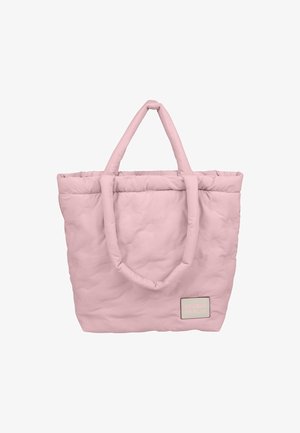 Quiltet pink tote bag med to håndtag, logo patch på siden, blød tekstur og rektangulær form. Velegnet til afslappet brug.