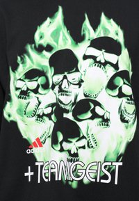 Tricou negru cu un grafic central format din flăcări verzi și diverse cranii, cu logo-ul "adidas" și textul "+TEAMGEIST" în alb.