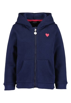 Granatowa bluza z kapturem zapinana na zamek, wykonana z bawełny. Posiada kieszeń kangurek, ściągacze na mankietach oraz mały czerwony akcent w kształcie serca na piersi. Bluza z kapturem.