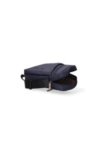 Borsa a tracolla blu navy realizzata in nylon, dotata di tasca con zip, tracolla regolabile e logo in rilievo sulla parte anteriore. Compatta e strutturata.
