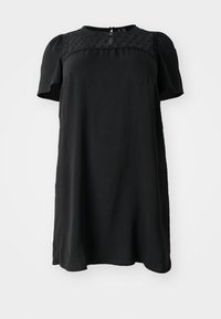 Robe noire à manches courtes, panneau en dentelle texturé au niveau du col, coupe décontractée et forme légèrement évasée. Tissu uni sans motifs.