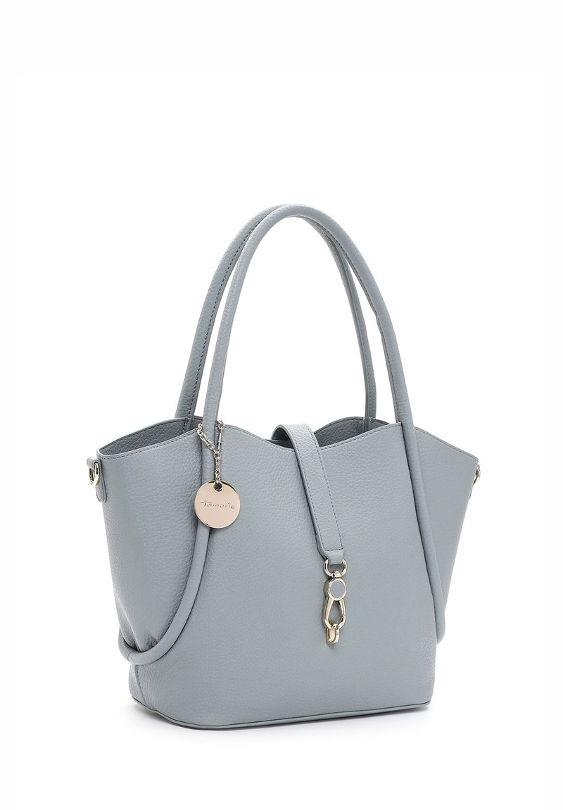 Sac à main en cuir gris clair avec un design structuré, deux poignées, une bandoulière amovible et un charme en ton argenté comme accent.