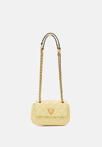 Vadderad gul handväska med ett guld kedjehandtag, med en klaffstängning och en triangel-logotypaccent på framsidan.