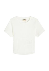 Hvid ribbet kortærmet t-shirt med rund udskæring og en lomme detalje foran. Blød tekstur og tætsiddende stil.