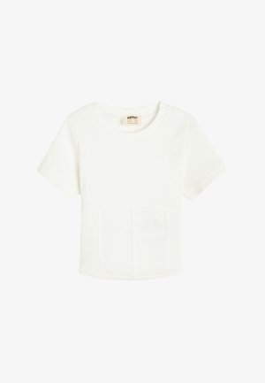 Hvid ribbet kortærmet t-shirt med rund udskæring og en lomme detalje foran. Blød tekstur og tætsiddende stil.