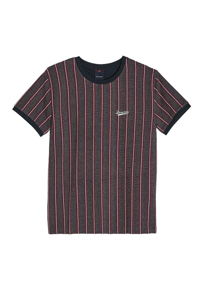 Szary t-shirt z krótkim rękawem z pionowymi czarnymi, czerwonymi i niebieskimi paskami. Okrągły dekolt z ciemną listwą; małe logo "Diverse" na klatce piersiowej.
