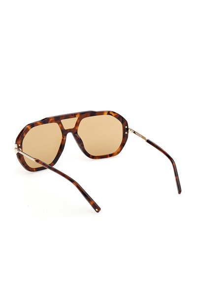 Lunettes de soleil aviateur à motif écaille de tortue avec des verres teintés bruns et des branches en métal fines, présentées légèrement inclinées sur un fond blanc.
