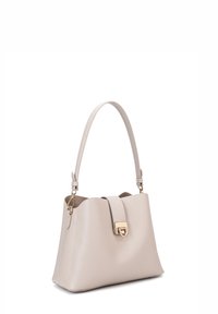 Borsa a mano in pelle beige con una forma strutturata, manico corto, chiusura magnetica e dettagli in hardware dorato. Texture liscia, design minimalista.