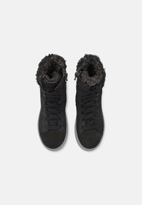 Zapatillas altas negras con forro de piel sintética texturizada, parte superior de ante y tela, diseño de cordones, acentos reflectantes y suela de goma.